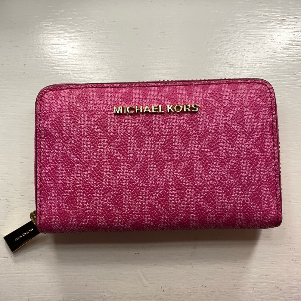 Michael Kors Fuchsia Wallet
SOLD❗️